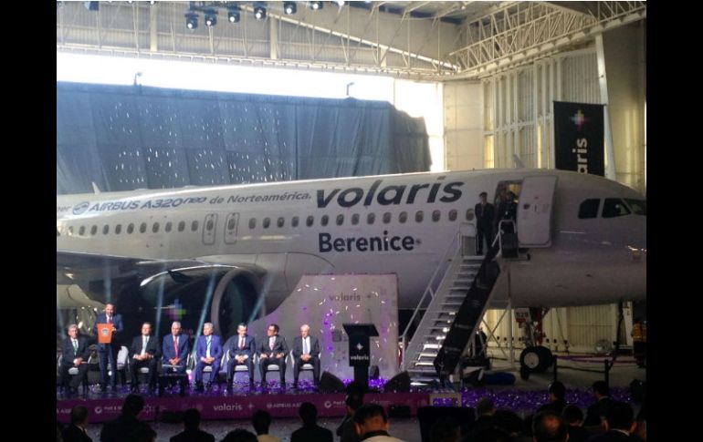 Eruviel Ávila y Gerardo Ruis Esparza develaron el primer Airbus A320 Neo. SUN /  R. Jiménez