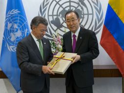 El lunes, Santos entregó una copia del acuerdo de paz a Ban Ki-moon, quien estará presente en la ceremonia de la firma. AP / C. Ruttle