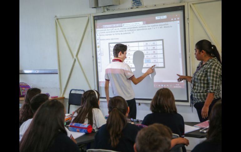 Un estudiante de la Secundaria 24, en Tabachines, utiliza su dedo para anotar la respuesta correcta en la pizarra electrónica. EL INFORMADOR / G. Gallo