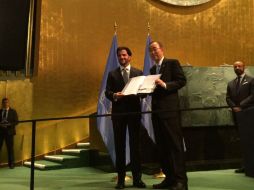 Rafael Pacchiano y Ban Ki-moon, durante la entrega de ratificación del Acuerdo de París sobre Cambio Climático. TWITTER / @RafaelPacchiano