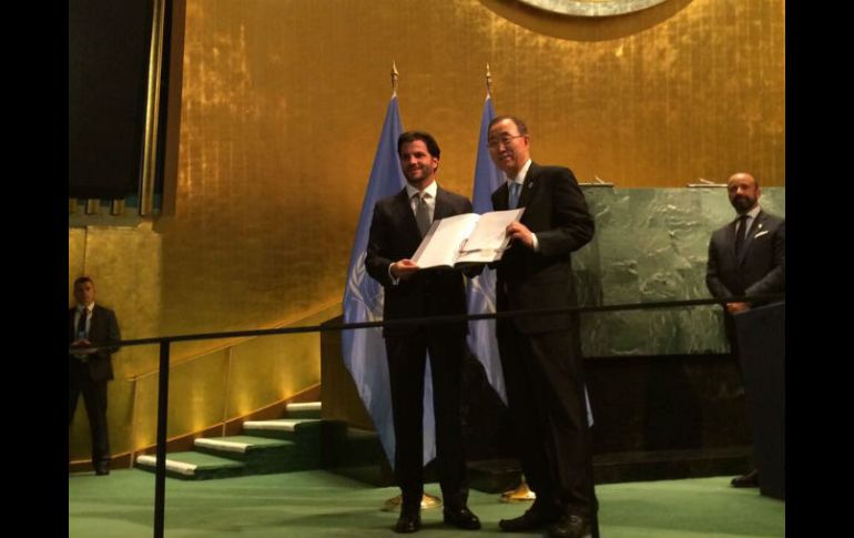 Rafael Pacchiano y Ban Ki-moon, durante la entrega de ratificación del Acuerdo de París sobre Cambio Climático. TWITTER / @RafaelPacchiano