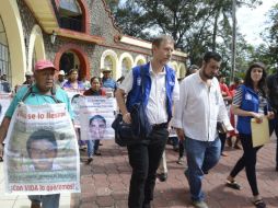 Luego de reunirse con los padres de los jóvenes desaparecidos, el delegado de la organización les expresa todo su respaldo. SUN /