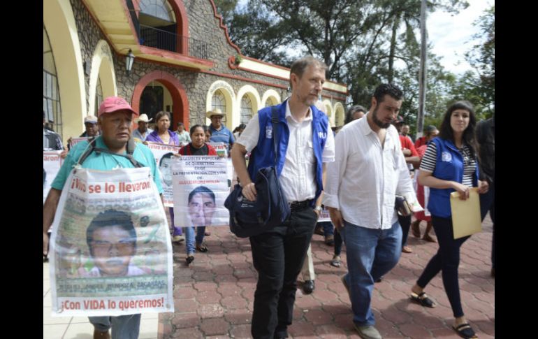 Luego de reunirse con los padres de los jóvenes desaparecidos, el delegado de la organización les expresa todo su respaldo. SUN /