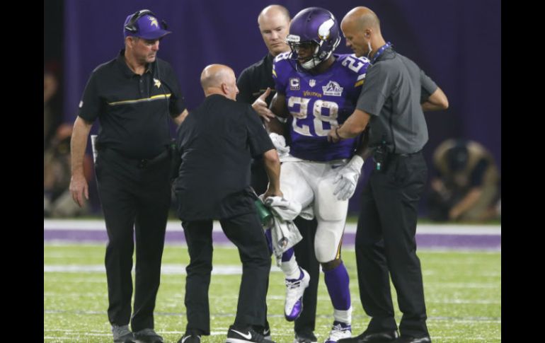 Peterson se lesionó durante la victoria del domingo por la noche sobre los Empacadores de Green Bay, ocupó ayuda para salir del campo. AP / ARCHIVO