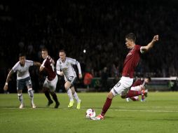 Alex Revell del Northampton igualó un tiempo las cifras por vía penal, pero después sus contrincantes lograron dos goles más. AP / D. Davies