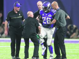 Queda fuera. Adrian Peterson sale del terreno de juego tras su lesión del domingo ante Green Bay. AP / J. Mone