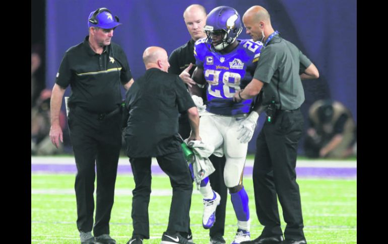 Queda fuera. Adrian Peterson sale del terreno de juego tras su lesión del domingo ante Green Bay. AP / J. Mone