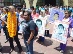 El representante de la ONU con los padres de los 43 normalistas desaparecidos. SUN / D. Téllez