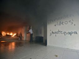 Los ataques de los estudiantes incluyeron el lanzamiento de 20 bombas molotov. AFP / A. Estrella