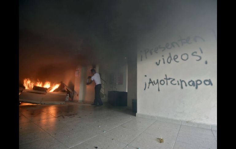 Los ataques de los estudiantes incluyeron el lanzamiento de 20 bombas molotov. AFP / A. Estrella