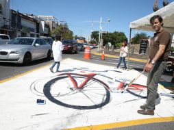 Alumnos de la Facultad de Arquitectura y diseño de la UdeG pintaron el paso peatonal en Pedro Buzeta y Avenida México. EL INFORMADOR / R. Tamayo