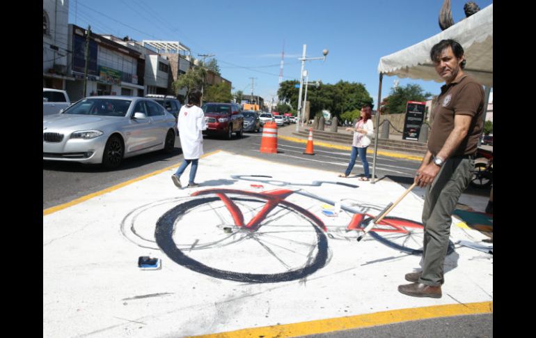 Alumnos de la Facultad de Arquitectura y diseño de la UdeG pintaron el paso peatonal en Pedro Buzeta y Avenida México. EL INFORMADOR / R. Tamayo