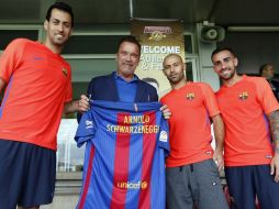 Schwarzenegger se llevó el jersey del equipo, con su nombre. ESPECIAL / fcbarcelona.es