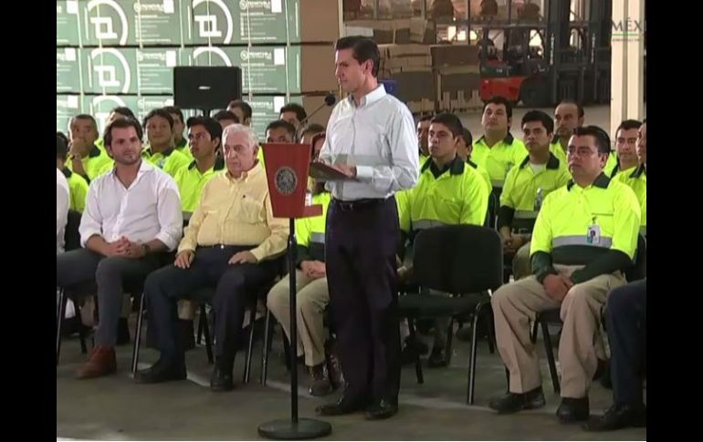 Peña Nieto, en gira por la entidad, inauguró una planta procesadora de madera. TWITTER / @PresidenciaMX