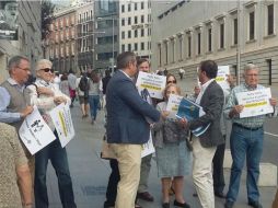 Como muestra de solidaridad, la plataforma Hazteoir.org, organizó  la manifestación frente a la embajada mexicana. TWITTER / @luciaSantanaa