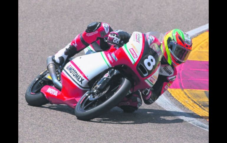 Gabriel Martínez-Abrego compite durante las primeras prácticas libres del Gran Premio Motorland Aragón. ESPECIAL /