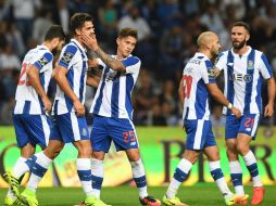 André Silva (segundo de izquierda a derecha) es felicitado por sus compañeros tras anotar el segundo gol. AFP / F. Leong