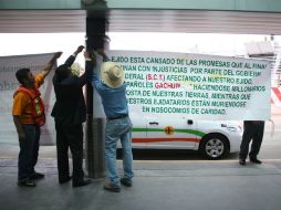 Son 94 ejidatarios los que tienen bloqueadas las entradas al estacionamiento de la terminal aérea. EL INFORMADOR / G. Gallo