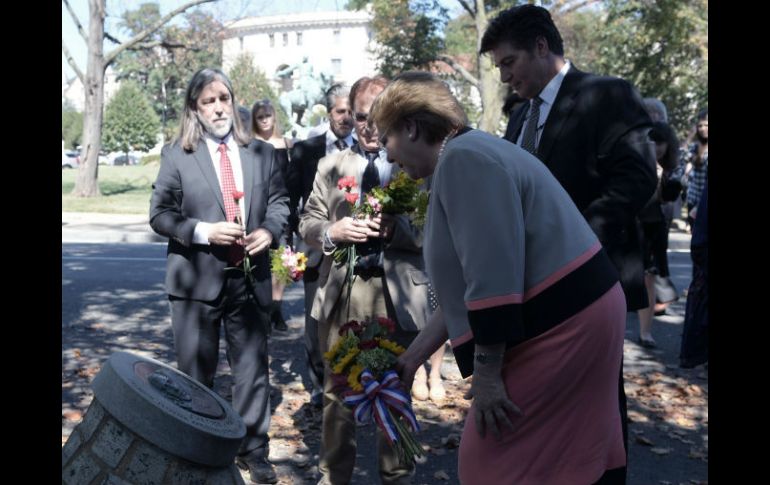 La mandataria chilena deposita una ofrenda floral en el sitio donde fue abatido el opositor  Orlando Leteliter, en Washington, en 1976. NTX / L. Nolly