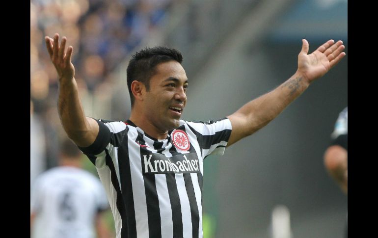 Aunque el Frankfurt no gana, Marco Fabián colabora para lograr el empate del equipo. AFP / D. Ronald