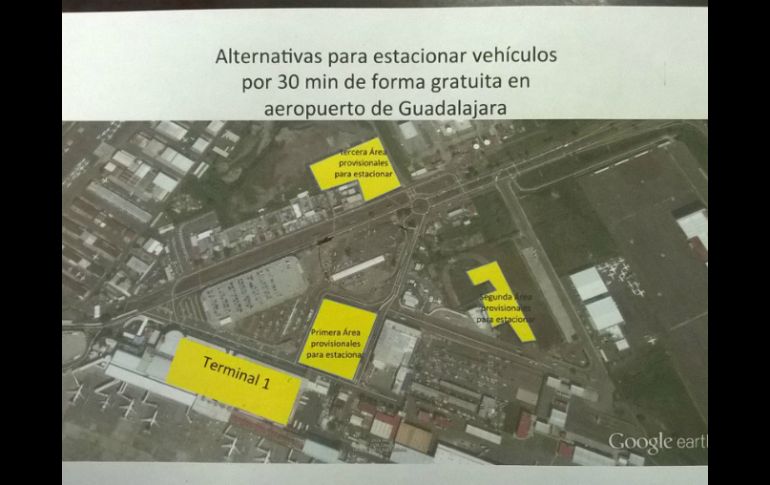 El estacionamiento provisional se encuentra en el terreno donde se ubicaba un hotel, frente a la terminal aeroportuaria. ESPECIAL /