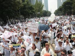 Personal de Seguridad Pública monitorea la marcha a través del C-5 en el Ángel de la Independencia. EFE / S. Gutiérrez