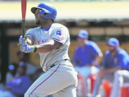 Elvis Andrus. El toletero de los Rangers conecta su segundo jonrón ante los Atléticos. AP / L. Sánchez