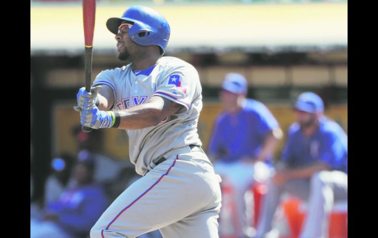 Elvis Andrus. El toletero de los Rangers conecta su segundo jonrón ante los Atléticos. AP / L. Sánchez