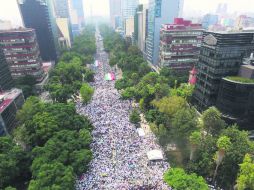 Vestidos en su mayoría de blanco y con globos del mismo color, los manifestantes se dieron cita en el Ángel de la Independencia. ESPECIAL /