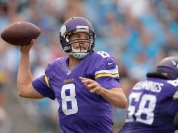 Sam Bradford conectó un pase de anotación con Kyle Rudolph. AFP / G. Halverson