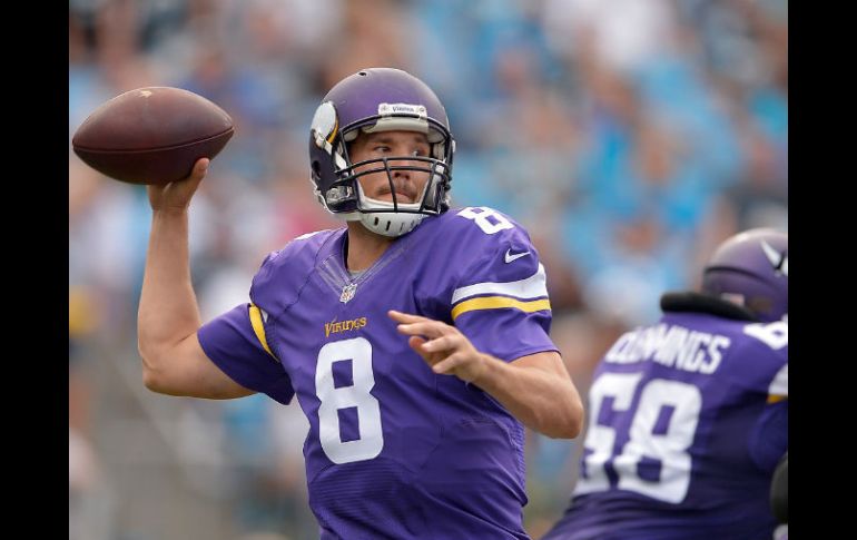 Sam Bradford conectó un pase de anotación con Kyle Rudolph. AFP / G. Halverson