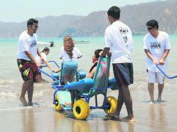 En Cuastecomates, las personas con discapacidad tienen acceso a sillas especiales para la arena y el agua. ESPECIAL /