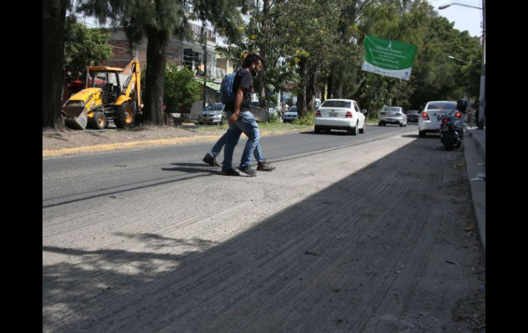 Vecinos de la calle rehabilitada señalan que aún se encharca el agua. EL INFORMADOR / G. Gallo