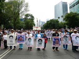 Al grito de '¡Vivos se los llevaron, vivos los queremos!', miles de personas avanzan sobre Paseo de la Reforma. AFP / A. Estrella