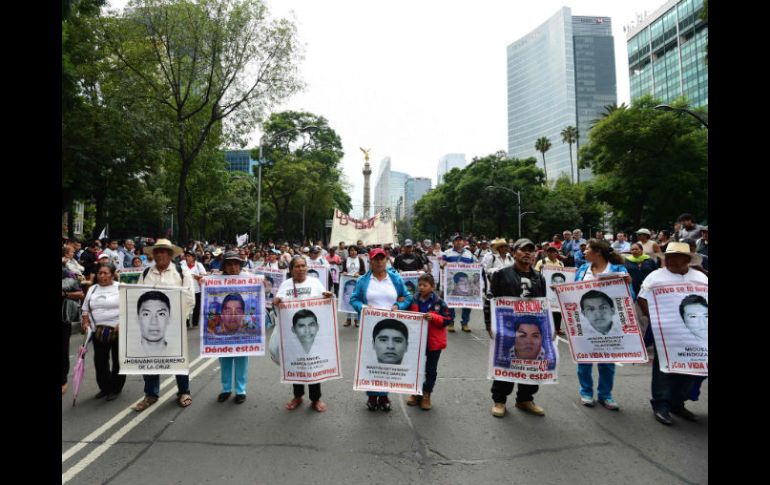 Al grito de '¡Vivos se los llevaron, vivos los queremos!', miles de personas avanzan sobre Paseo de la Reforma. AFP / A. Estrella