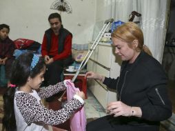 Lindsay Lohan hizo regalos a la familia de refugiados. EFE /