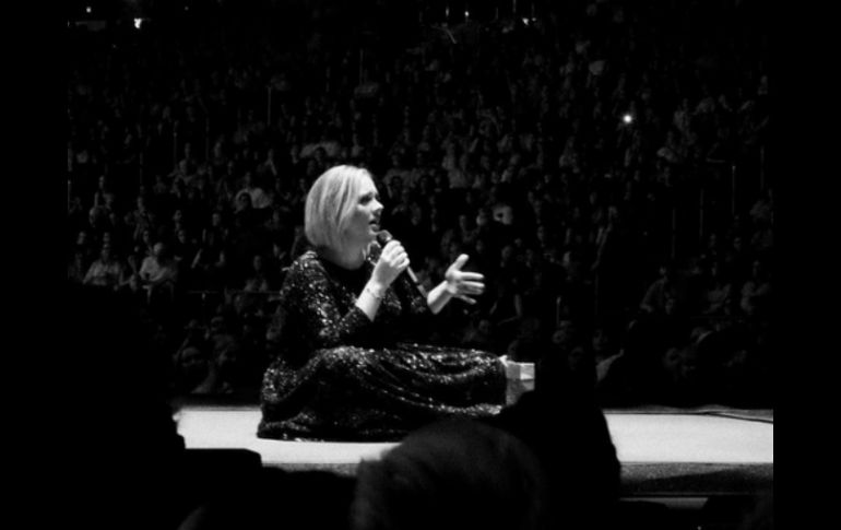 Adele dedicó hace unos días un concierto a Angeilna Jolie y Brad Pitt por su reciente ruptura. INSTAGRAM / adele