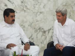 Nicolás Maduro (der) y John Kerry (izq). EFE / Palacio Miraflores