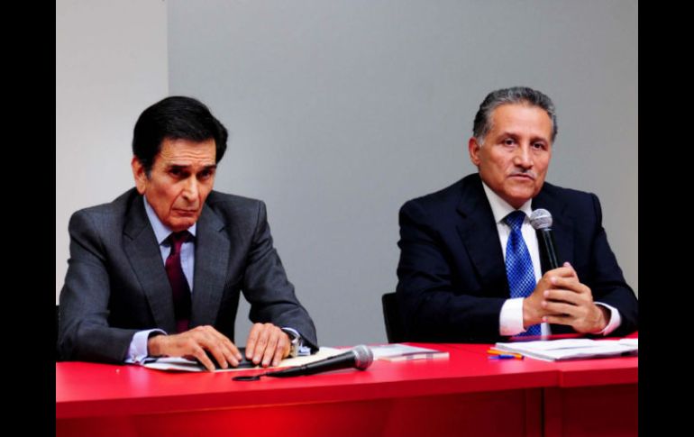 Fernando Elías Calles y Arturo Zamora en la rueda de prensa donde comunicaron la determinación del partido. EFE / PRI