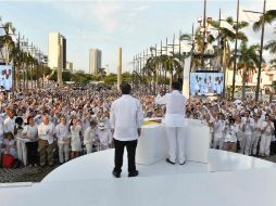 Rodrigo Londoño y Juan Manuel Santos abrazaron la paz para Latinoamérica y el mundo, frente a una multitud vestida de blanco. AFP / C. Carrión