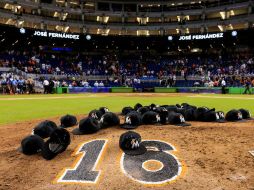 Los Marlins rinden un homenaje a José Fernández, fallecido el domingo, en el juego del lunes por la noche. AFP / R. Foldy