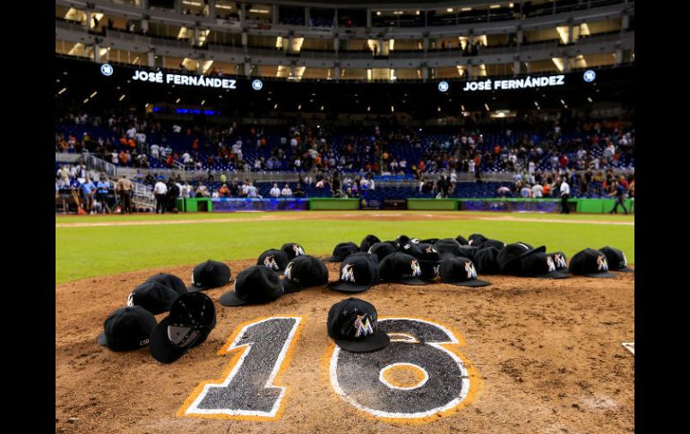 Los Marlins rinden un homenaje a José Fernández, fallecido el domingo, en el juego del lunes por la noche. AFP / R. Foldy