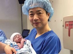 El doctor John Zhang del New Hope Fertility Center en Nueva York sostiene al recién nacido. ESPECIAL / New Scientist