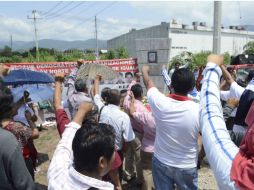 Los padres fueron apoyados por normalistas provenientes de nueve de las 16 normales rurales del país. SUN / D.T. Adame