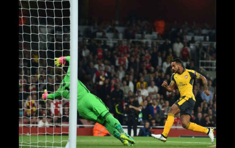 Theo Walcott realizó los dos goles que abrieron un formidable arranque de temporada para el Arsenal. AFP / G. Kirk