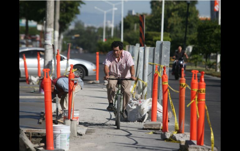 La obra de la avenida Marcelino García Barragán contempla ciclovía de ambos lados de la calle y 24 parabuses. EL INFORMADOR / R. Tamayo