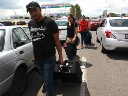 Muchos viajeros tienen que descender de sus vehículos y caminar un kilómetro para llegar a la terminal aérea. EL INFORMADOR / M. Vargas