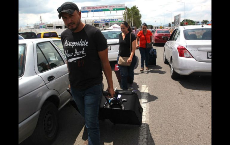 Muchos viajeros tienen que descender de sus vehículos y caminar un kilómetro para llegar a la terminal aérea. EL INFORMADOR / M. Vargas