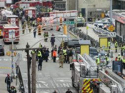 Aparentemente el tren no se detuvo a su llegada a la estación y se empotró contra la instalación. AP / J. Epstein