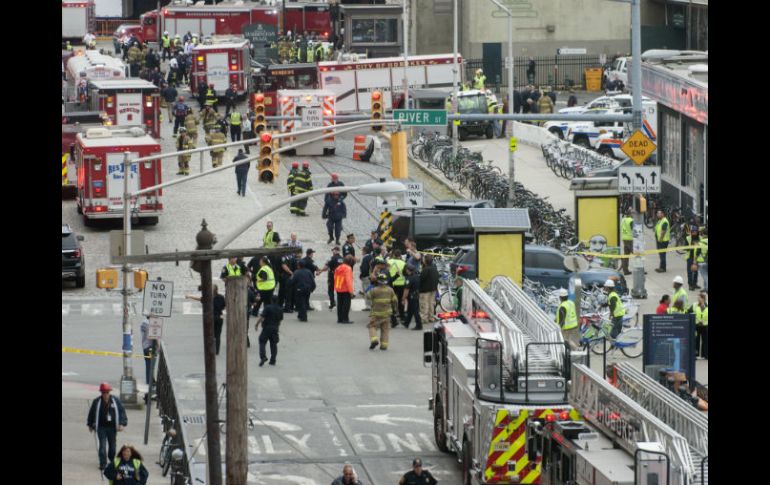 Aparentemente el tren no se detuvo a su llegada a la estación y se empotró contra la instalación. AP / J. Epstein